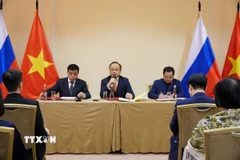 Chủ tịch Liên hiệp các tổ chức người Việt Nam tại Nga Đỗ Xuân Hoàng (giữa) báo cáo tổng kết hoạt động năm 2025. (Ảnh: Tâm Hằng/TTXVN)