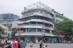 Toà nhà "Hàm cá mập" đã chính thức ngừng kinh doanh từ ngày 21/4 để tiến hành thu dọn đồ đạc, tháo dỡ trang thiết bị. Ảnh: Hoàng Hiếu - TTXVN