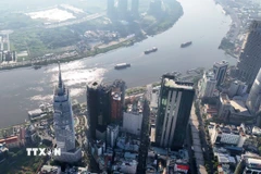 Các tòa nhà tài chính ở khu vực trung tâm Thành phố Hồ Chí Minh bên sông Sài Gòn, đối diện bán đảo Thủ Thiêm, phường An Khánh. (Ảnh: Hồng Đạt/TTXVN)