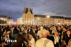 Hàng chục nghìn người tới tập trung tại vườn hoa Tuileries và bảo tàng Louvre để chứng kiến Ngọn lửa Olympic. (Ảnh: Ngọc Hiệp/TTXVN)