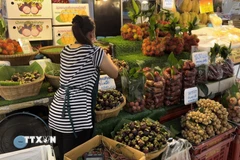Tiểu thương Thái Lan bày bán trái cây tại chợ đầu mối ở Thủ đô Bangkok, Thái Lan. (Ảnh Huy Tiến/TTXVN) 