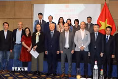 Các thành viên ViLaB chụp ảnh lưu niệm với Phó Thủ tướng thường trực Nguyễn Hòa Bình và các thành viên đoàn công tác. (Ảnh: Hương Giang/TTXVN)