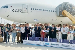 Du khách Nga chụp ảnh lưu niệm sau khi đặt chân đến sân bay quốc tế Cam Ranh. (Ảnh: Tiên Minh/TTXVN)
