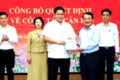 Bí thư Tỉnh ủy Hà Giang Hầu A Lềnh trao quyết định bổ nhiệm lại đồng chí Vàng Seo Cón, Ủy viên Ban Thường vụ Tỉnh ủy, Chủ tịch Ủy ban MTTQ tỉnh giữ chức vụ Chủ tịch Ủy ban Mặt trận Tổ quốc tỉnh Hà Giang. (Ảnh: TTXVN phát)
