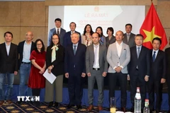 Các thành viên ViLaB chụp ảnh lưu niệm với Phó Thủ tướng thường trực Nguyễn Hòa Bình và các thành viên đoàn công tác. (Ảnh: Hương Giang/TTXVN)