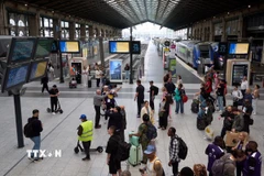 Hành khách tại nhà ga tàu hỏa ở Paris, Pháp. (Ảnh: THX/TTXVN)