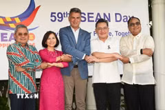 Đại diện Đại sứ quán 4 nước ASEAN tại Hy Lạp, gồm Indonesia, Philippines, Thái Lan và Việt Nam, chụp ảnh lưu niệm với Tổng Vụ trưởng phụ trách kinh tế quốc tế thuộc Bộ Ngoại giao Hy Lạp Dimitris Skakos. (Ảnh: TTXVN phát)