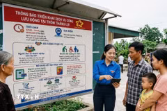 Giới thiệu quy trình thực hiện thủ tục tại Trung tâm Phục vụ hành chính công tỉnh Thanh Hóa cho người dân. (Ảnh Khiếu Tư/TTXVN)