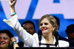 Ứng cử viên tổng thống Laura Fernandez của đảng Nhân dân Chủ quyền phát biểu. (Ảnh: Reuters)