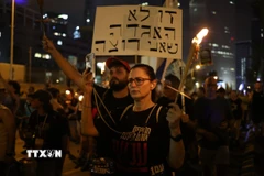 Người dân Israel tuần hành tại Tel Aviv, phản đối quyết định chiếm đóng thành phố Gaza của quân đội Israel. (Ảnh: THX/TTXVN)