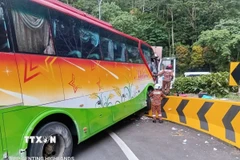 Hiện trường vụ tai nạn xe buýt chở khách du lịch Việt Nam tại Pahang, Malaysia. (Ảnh: TTXVN phát)