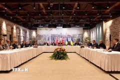 Phái đoàn Mỹ, Thổ Nhĩ Kỳ và Ukraine tại cuộc đàm phán ba bên ở Istanbul ngày 16/5/2025. (Ảnh: THX/TTXVN)