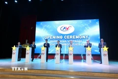 Các đại biểu thực hiện nghi thức ra mắt Trung tâm Công nghệ chiến lược Australia-Việt Nam. (Ảnh: Thu Phương/TTXVN)