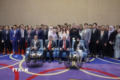 Các đại biểu chụp ảnh tập thể. (Ảnh: TTXVN phát)