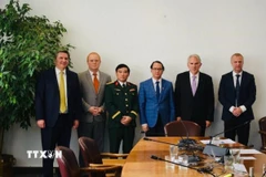 Đại sứ Việt Nam Nguyễn Việt Cường và Chủ tịch Ủy ban Đối ngoại Thượng viện Chile Iván Moreira Barros tại buổi làm việc. (Ảnh: TTXVN phát)