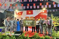 Ủy ban Nhà nước về người Việt Nam ở nước ngoài tặng quà lưu niệm Hội Thái-Việt Bangkok và vùng phụ cận. (Ảnh: Đỗ Sinh/TTXVN