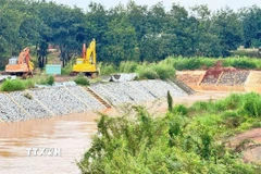 Suối Rạt, đoạn đi qua phường Bình Phước (Đồng Nai) thường xuyên bị ngập lụt, tuy nhiên năm nay, nhờ hệ thống nạo vét lòng suối nên đã khơi thông dòng chảy. (Ảnh: TTXVN)