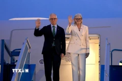 Toàn quyền Australia Sam Mostyn và Phu quân đến sân bay quốc tế Nội Bài tối 9/9. (Ảnh: Tuấn Anh/TTXVN)