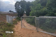 Một đoạn hàng rào trên tuyến cao tốc Vạn Ninh - Cam Lộ bị người dân tự ý tháo dỡ. (Ảnh: TTXVN phát)