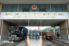Xe container chở hàng hóa chờ làm thủ tục tại cửa khẩu quốc tế đường bộ số 2 Kim Thành, Lào Cai. (Ảnh: Quốc Khánh/TTXVN)