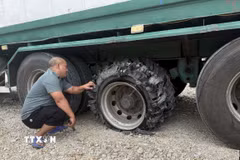 Một tài xế phản ánh lốp xe bị hư hỏng hoàn toàn do đâm vật sắt nhọn trên cao tốc qua tỉnh Đắk Lắk. (Ảnh: Tường Quân/TTXVN)