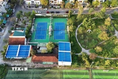 Toàn cảnh khu vực đất công viên rộng gần 2 ha của Dự án khu dân cư đường Phan Đình Phùng hiện cỏ mọc um tùm, các trang thiết bị phục vụ người dân tập thể dục lắp rất ít, hư hỏng nhiều. (Ảnh: Cao Nguyên/TTXVN).