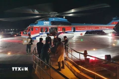 Trực thăng hạ cánh, đưa bệnh nhân vào Bệnh viện Quân y 175 cấp cứu. (Ảnh: TTXVN phát)