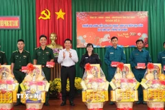 Ủy viên Ban Chấp hành Trung ương Đảng, Phó Bí thư Thường trực Tỉnh Ủy, Chủ tịch Hội đồng Nhân dân tỉnh Tây Ninh Nguyễn Mạnh Hùng tặng quà tết, động viên các lực lượng đang làm nhiệm vụ trên tuyến biên giới. (Ảnh: Minh Phú/TTXVN)