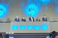 Nhấn nút chính thức khánh thành giai đoạn 2 nhà máy sản xuất bao bì tiệt trùng tại khu công nghiệp VSIP II-A, phường Vĩnh Tân, Thành phố Hồ Chí Minh. (Ảnh: Huyền Trang/TTXVN)