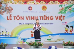 Em Vila Xaynhavong, học sinh lớp 8A Trường Song ngữ Lào-Việt Nam Nguyễn Du tham gia phần thi kể chuyện bằng tiếng Việt với chủ đề "Địa đạo Vịnh Mốc-Quảng Trị, nơi sự sống bất diệt". (Ảnh: Xuân Tú/TTXVN) 