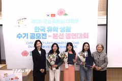 3 thí sinh đoạt giải Vàng trong cuộc thi viết tiếng Hàn về đời sống dành cho du học sinh Việt Nam tại Hàn Quốc. (Ảnh: Khánh Vân/TTXVN) 