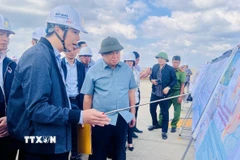 Phó Thủ tướng Nguyễn Chí Dũng kiểm tra dự án đầu tư xây dựng Sân bay Quảng Trị. (Ảnh: Nguyên Linh/TTXVN)