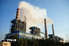 Khí thải phát ra từ một nhà máy điện ở tỉnh Wasit, Iraq. (Ảnh: THX/TTXVN) 