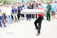 Các pháo thủ ra pháo. (Ảnh: Mạnh Tú/TTXVN)