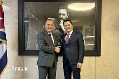 Đại sứ Đặng Hoàng Giang, Trưởng Phái đoàn Thường trực Việt Nam tại Liên hợp quốc (phải), tại cuộc gặp với Đại sứ Ernesto Guzmán, Trưởng Phái đoàn Cuba tại Liên hợp quốc. (Ảnh: TTXVN phát) 