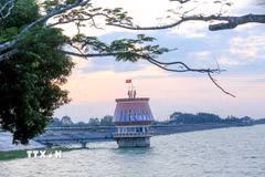 Hồ Dầu Tiếng nằm trên địa bàn Tây Ninh,Thành phố Hồ Chí Minh và Đồng Nai, có diện tích lưu vực hơn 270 km2, dung tích 1,58 tỷ m3 nước, là công trình quan trọng đặc biệt, liên quan đến an ninh quốc gia. (Ảnh: Giang Phương/TTXVN)