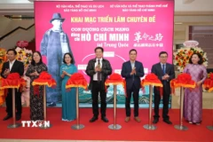 Cắt băng khánh thành triển lãm. (Ảnh: Mai Trang/TTXVN)