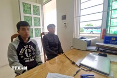 Nguyễn Minh Hiếu (bên trái) và Trần Duy Phúc đến Phòng Cảnh sát Hình sự Công an tỉnh Lâm Đồng (khu vực thành phố Bảo Lộc và huyện Đạ Huoai) đầu thú vào sáng ngày 12/5. (Ảnh: TTXVN phát)