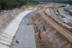 Công trình dự án chống ngập, thoát nước đô thị thi công tại suối Cái có vốn 5.892 tỷ đồng tại tỉnh Bình Dương được đẩy mạnh thi công. (Ảnh: TTXVN phát)