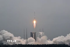 Tên lửa đẩy Trường Chinh-7 mang theo vệ tinh Dao Cảm-46 rời bệ phóng tại Trung tâm phóng tàu vũ trụ Văn Xương ở tỉnh Hải Nam, Trung Quốc ngày 3/11/2025. (Ảnh: THX/TTXVN)