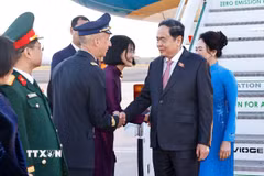 Lễ đón Chủ tịch Quốc hội Trần Thanh Mẫn và Phu nhân tại sân bay Ciampino, thành phố Rome, Cộng hòa Italy. (Ảnh: Doãn Tấn/TTXVN)