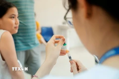 CDC Hà Nội mở cửa trở lại đáp ứng nhu cầu tiêm vaccine phòng bệnh của người dân. (Ảnh: Minh Quyết/TTXVN)