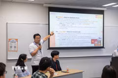 Chủ tịch VPJ - Thạc sỹ Ngô Hà Anh chia sẻ về kinh nghiệm quản lý tài chính cá nhân. (Ảnh: Xuân Giao/TTXVN)