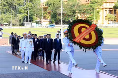 Thủ tướng Lào đặt vòng hoa tưởng niệm Anh hùng liệt sỹ và vào Lăng viếng Chủ tịch Hồ Chí Minh