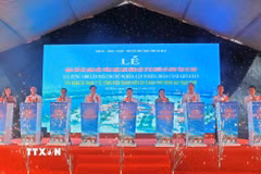 Các đại biểu thực hiện nghi thức Lễ động thổ xây dựng các công trình an sinh xã hội. (Ảnh: Huỳnh Anh/TTXVN)