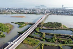 Cầu An Đông có chiều dài hơn 1 km bắc qua sông Dinh tạo kết nối giao thông với đường ven biển ở các địa phương khu vực phía Nam, phía Bắc của tỉnh Ninh Thuận với Quốc lộ 1 đi các tỉnh trong khu vực. (Ảnh: Công Thử/TTXVN)