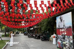 Dạo quanh Thủ đô dưới cờ đỏ sao vàng rực rỡ