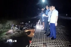 Phó Chủ tịch Ủy ban Nhân dân tỉnh Quảng Ninh Nghiêm Xuân Cường có mặt tại hiện trường chỉ đạo công tác tìm kiếm. (Ảnh: TTXVN phát) 