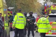 Anh: Lao xe và đâm dao gần giáo đường Do Thái 