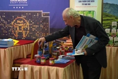 Đại biểu Nga tìm hiểu sản phẩm của tỉnh Thanh Hóa. (Ảnh: Trần Hải/TTXVN)